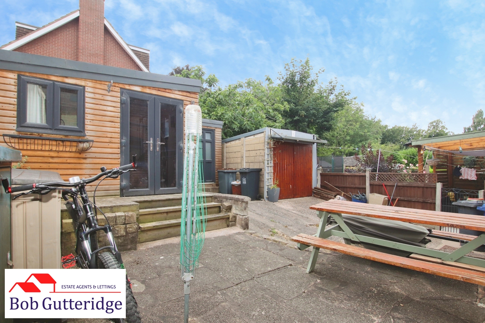 ENCLOSED REAR GARDEN